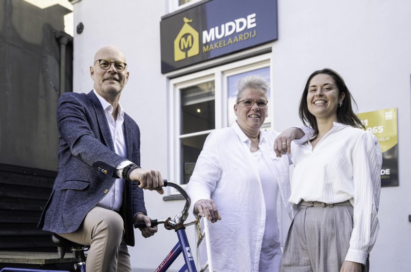 Foto van het team (3 personen) van Makelaardij Mudde, voor het eigen kantoor