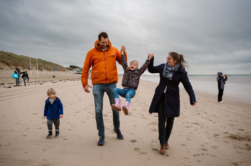 Op-deze-foto-wandelt-een-gezin-op-het-strand-van-Rockanje