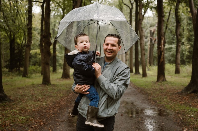 Op-deze-foto-zie-je-een-vader-met-kind-tijdens-een-boswandeling-in-het-Mildenburgbos-in-Oostvoorne