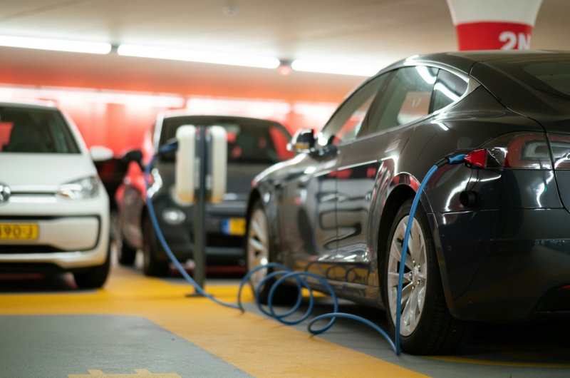 Auto's in parkeergarage worden opgeladen