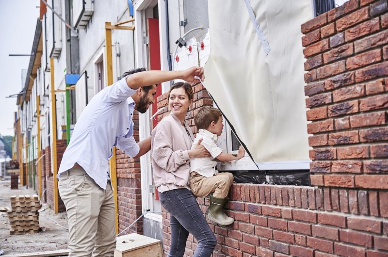 Jong stel bekijkt nieuwbouwwoning in aanbouw.