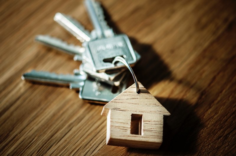 Sleutels met een huisje als sleutelhanger.