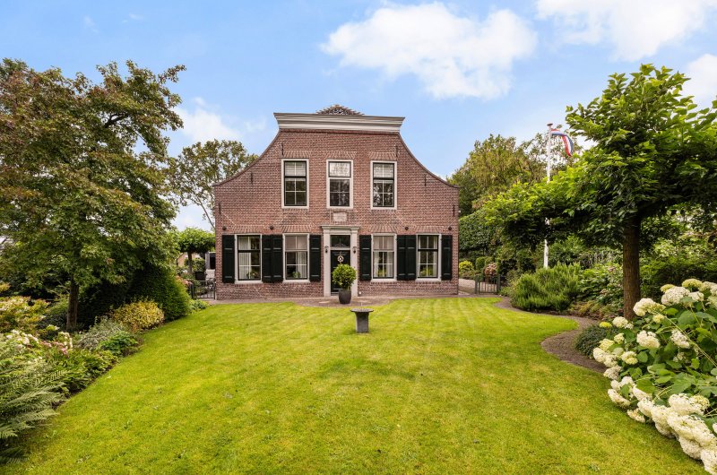 Foto-woonboerderij-Wieldijk-Heenvliet-met-sierlijke-oude-gevel