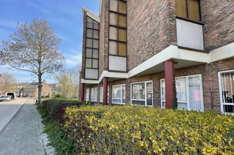 Foto van de zijgevel van de Ontmoetingskerk in Spijkenisse.