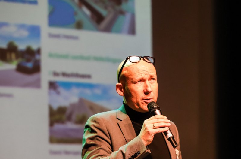 Wethouder Jan Willem Mijnans vertelt over nieuwbouwprojecten op een eerdere Woonmarkt Nissewaard.