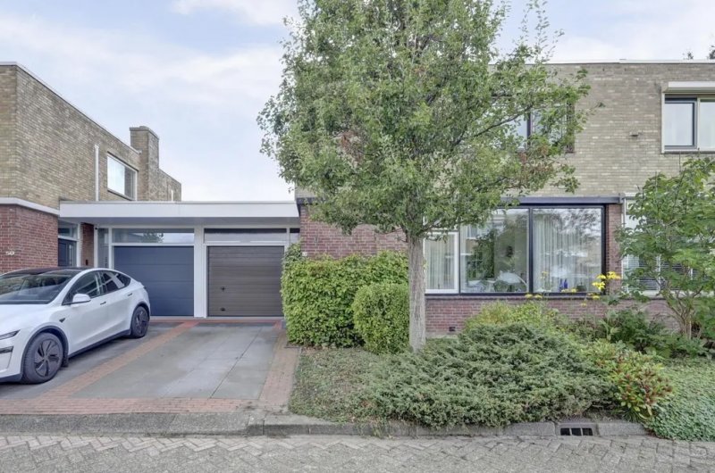 Twee-onder-één-kapwoning-Essenstraat-48-Spijkenisse