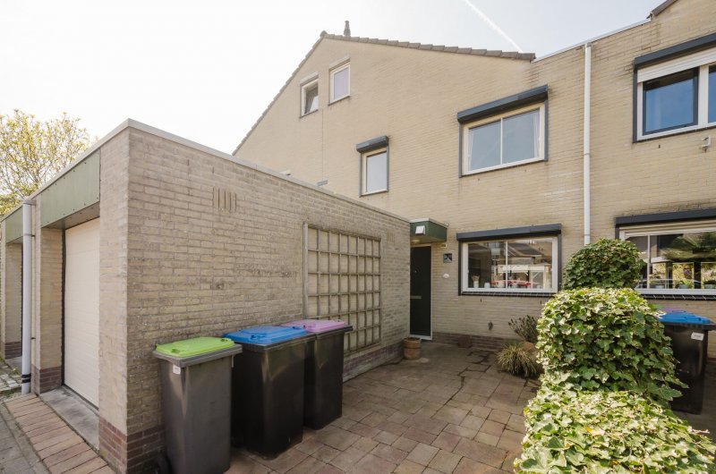 Foto-eengezinswoning-geschakeld-Suze-Robertsonstraat-18-Spijkenisse